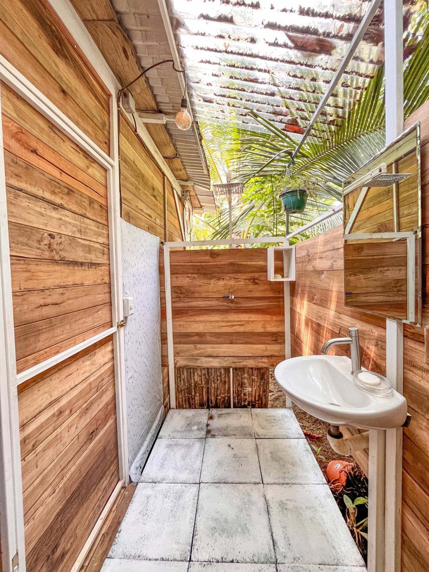 Nomadic Surf Camp Hostel Uvita Luaran gambar