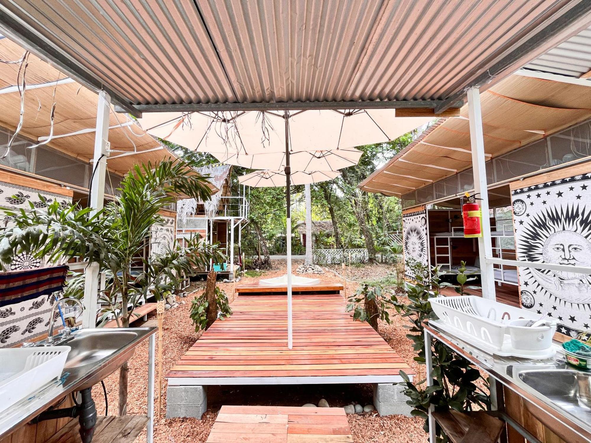 Nomadic Surf Camp Hostel Uvita Luaran gambar